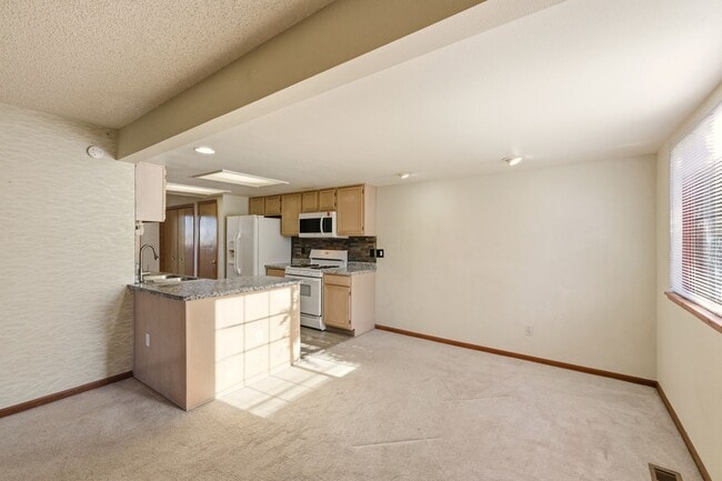 Building Photo - Deer Pointe Village Townhome Feautures 2 P...