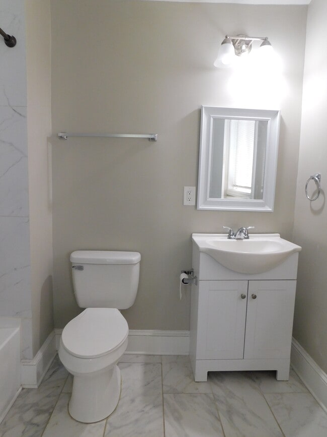 Building Photo - 411 Gray Dr