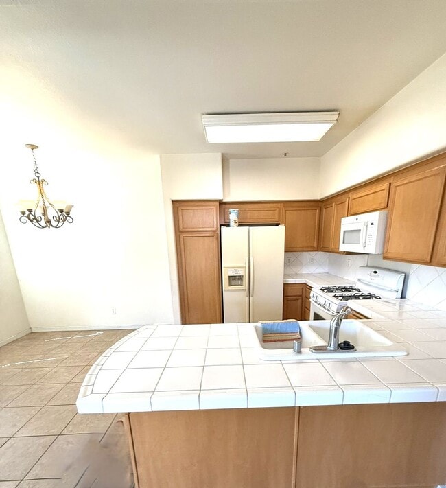 Building Photo - 3 Bedroom Condo in Sunrise Hills
