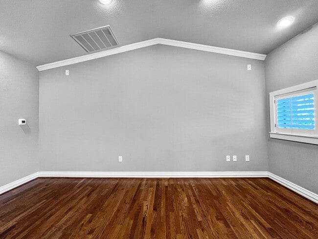Building Photo - Upgraded Town Home