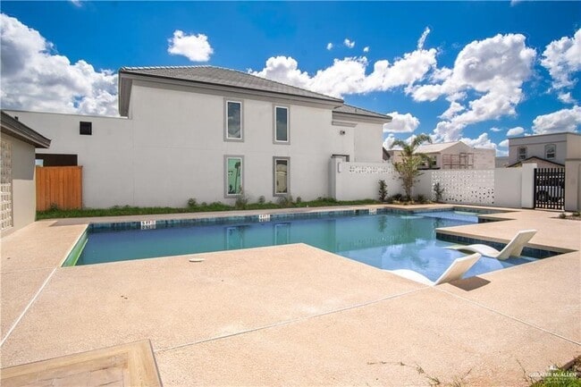 Building Photo - 2206 Corales St