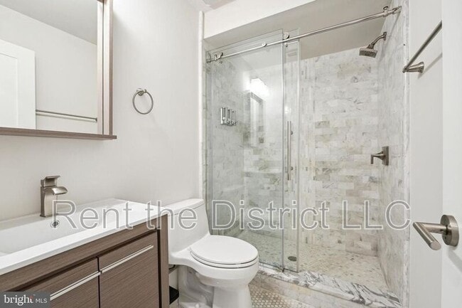 Building Photo - 608 Roxboro Pl NW