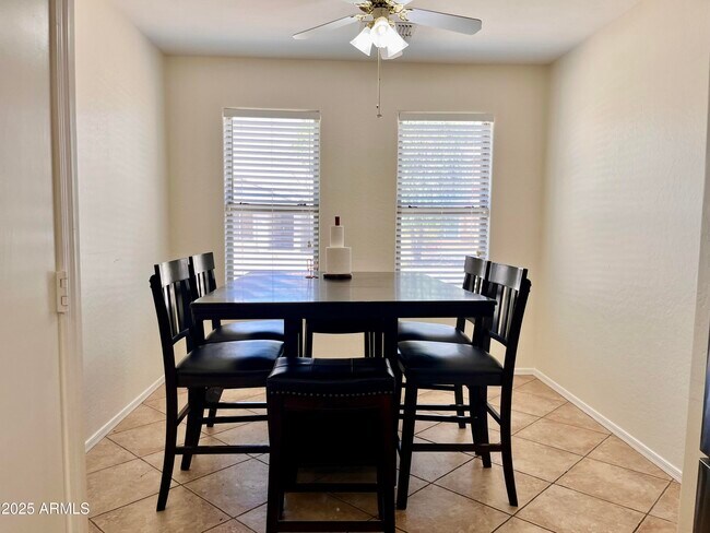 Building Photo - 1825 E Aloe Pl
