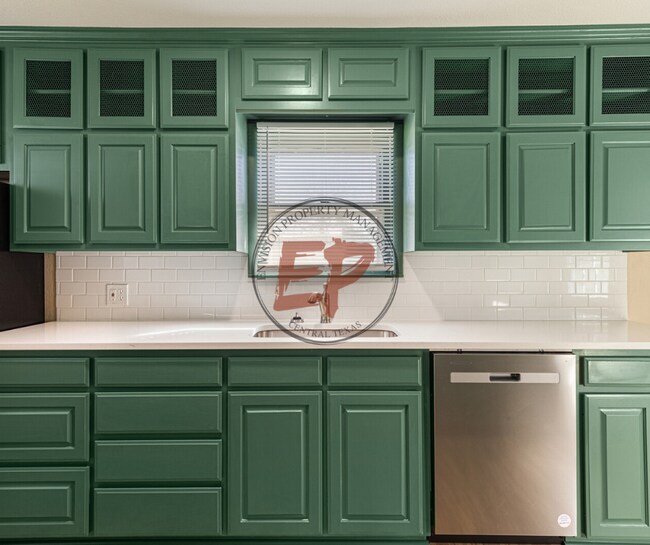 Building Photo - 817 Lawrence Dr