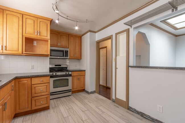 Building Photo - 3 Bed / 2 Bath San Bruno charmer is ready ...