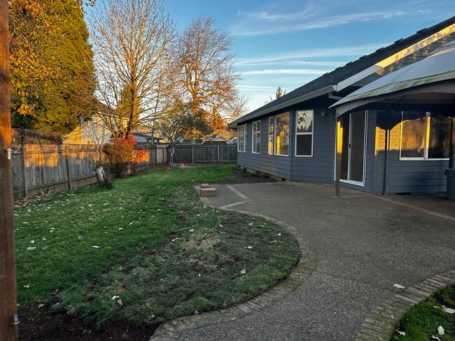 Building Photo - 12053 Four Oaks St