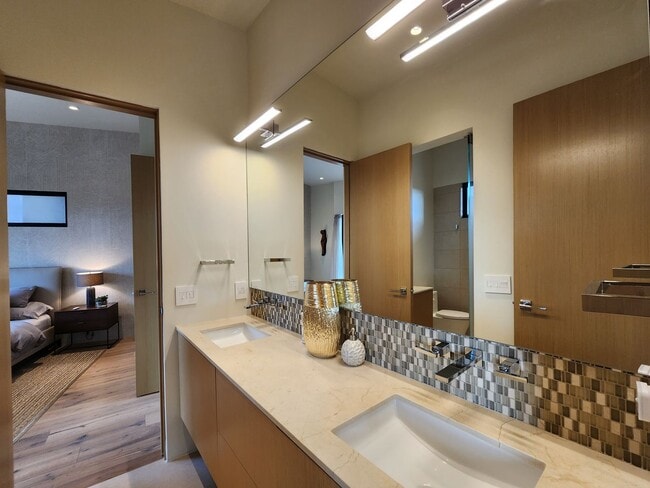 Building Photo - 36 Plz del Centro