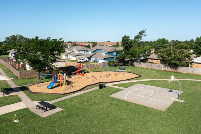 Building Photo - 727 Vicksburg Ave