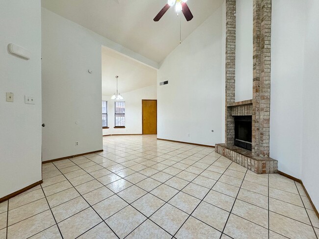 Building Photo - East El Paso 2bed/2bath duplex