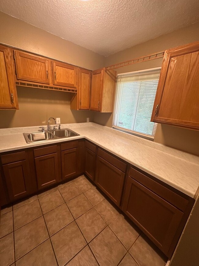 Building Photo - Great 3-bedroom w/ BONUS room in basement!...