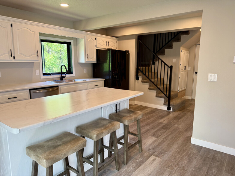 Building Photo - 460 NE 200th Rd