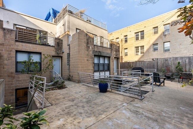 Building Photo - 1710 Summit Pl NW