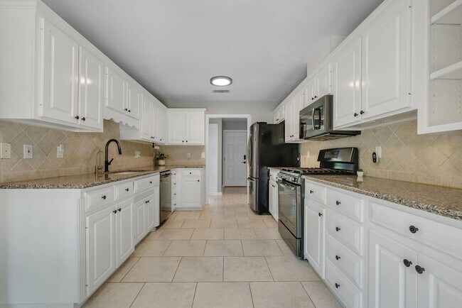 Building Photo - 4916 Heathe Dr