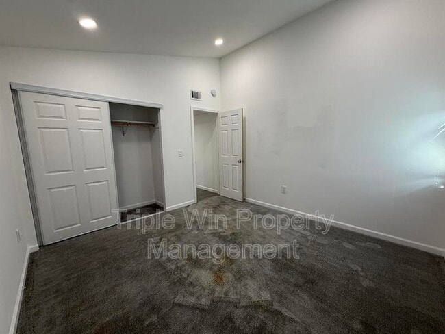 Building Photo - 1332 Langholm Dr