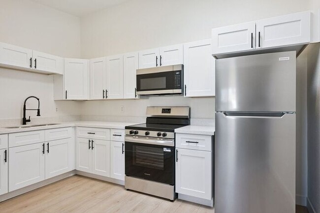 Building Photo - 1480 E 29th Ave