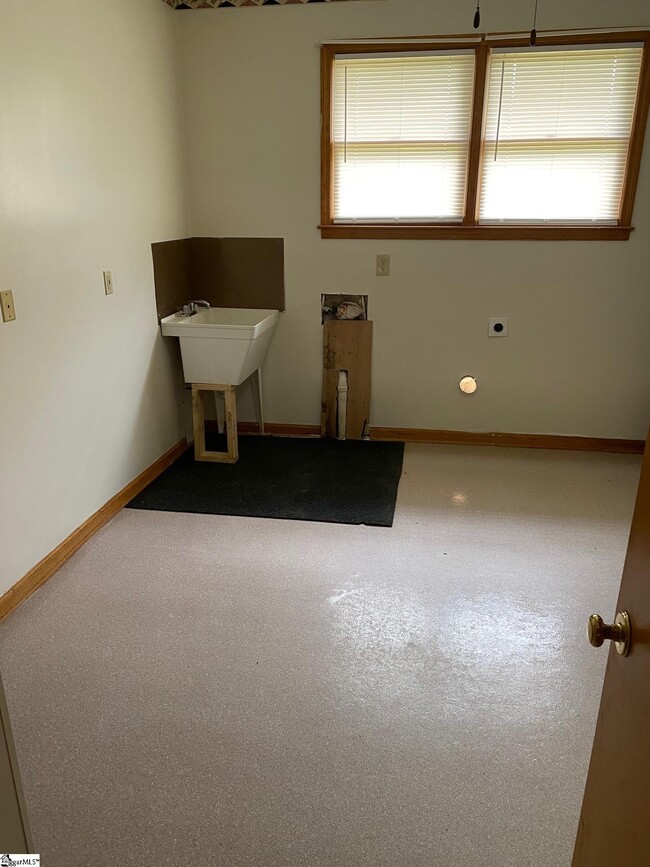 Building Photo - 493 Tanyard Rd