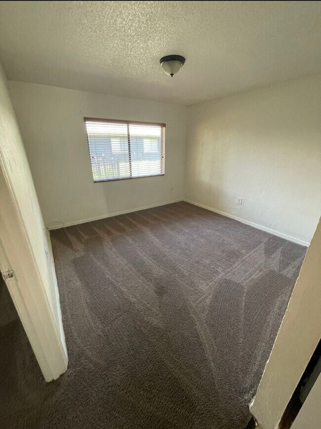 Building Photo - 2 Bedroom 2 Bath Apartment Home *** Limite...