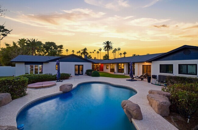 Building Photo - FULLY FURNISHED EXECUTIVE PHOENIX COUNTRY CLUB HOME IN GATED COMMUNITY