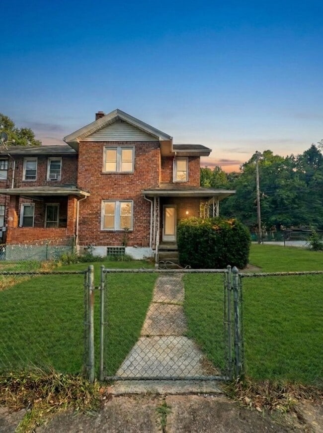 Building Photo - 3 Bedroom / 1 Bath End Unit Townhouse in Clairton