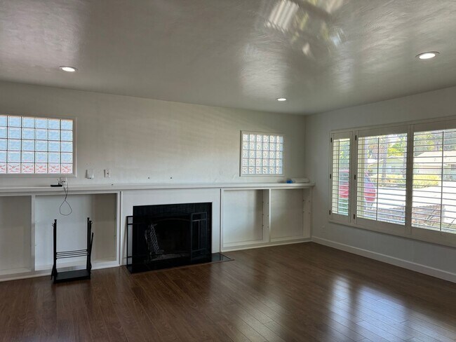 Building Photo - Solar Savings 3 bedroom - 2 bathroom FOR RENT