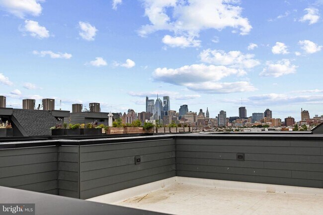 Building Photo - 706 Latona St