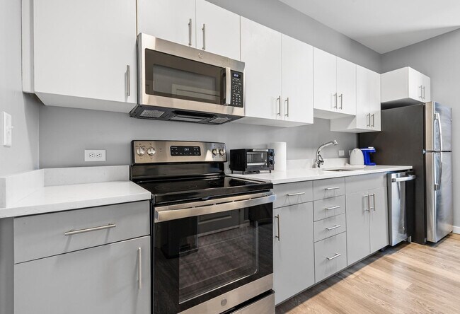 Building Photo - 95 Broadway-SI ID1240378P