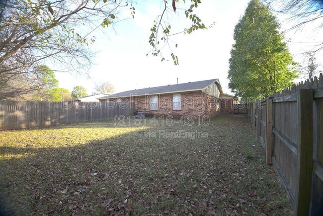 Building Photo - 746 W Commercial St