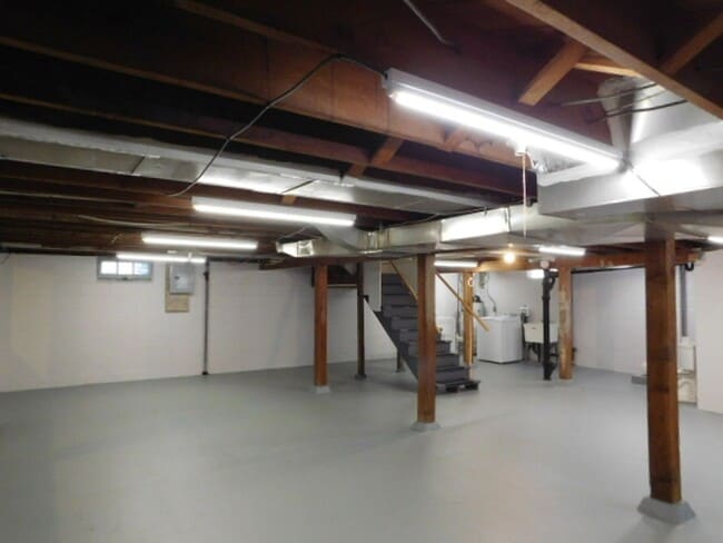 Building Photo - 3Bd/1Ba Two Story House w/ Basement - Avai...