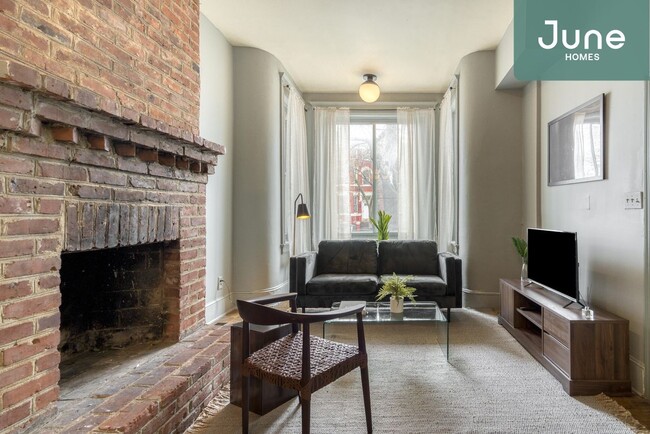 Building Photo - ROOM ONLY in 5-bed/2.0-bath Home