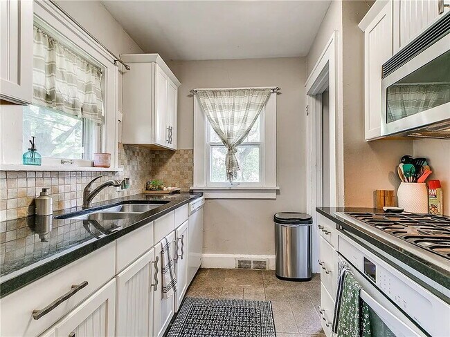 Building Photo - Charming 2-Bedroom Home minutes from everything!