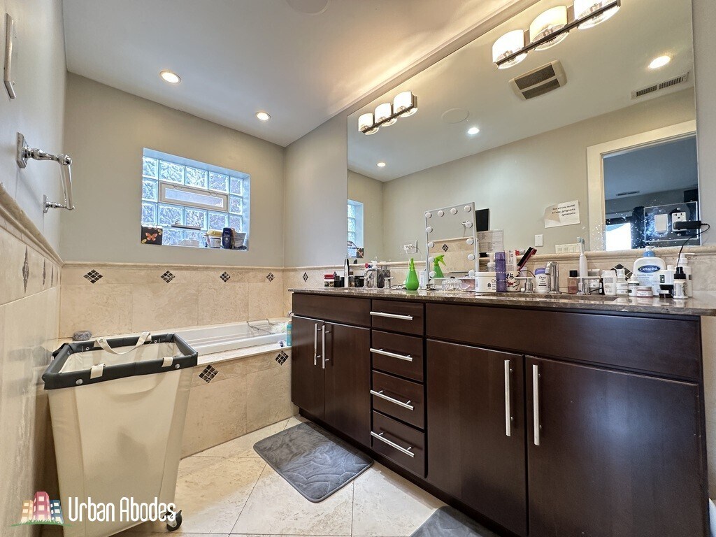 Building Photo - 907 N Damen Ave