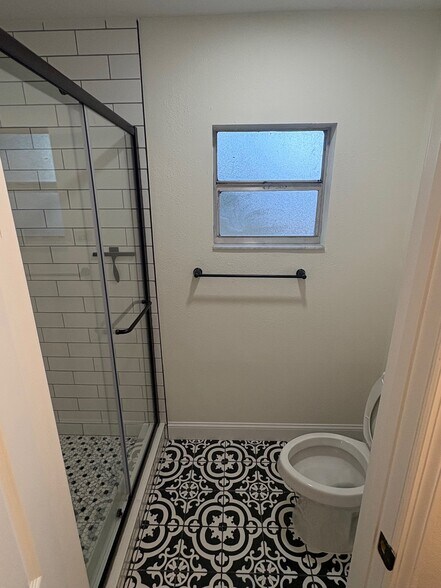 Master Bath/Shower - 316 E Daughtery Rd