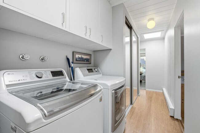 Building Photo - Beautifully Remodeled, Furnished 3 Bed + Office, 2 Bath Home- Available Short Term Only!