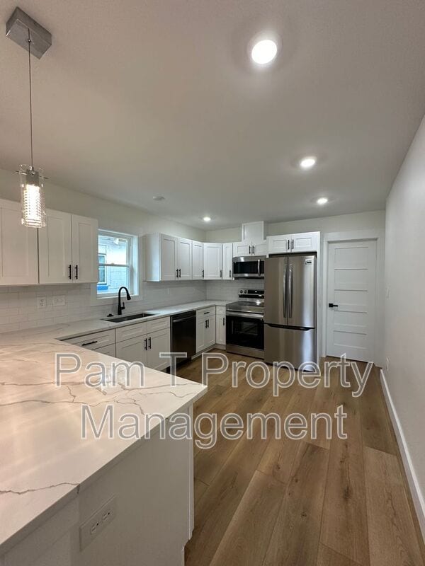 Building Photo - 618 E Waldburg St