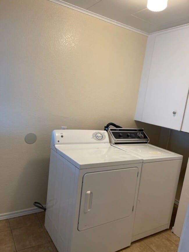 Building Photo - 2 Bedroom in Anderson with yard and garage!