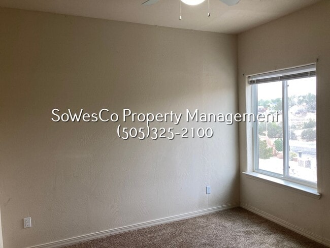 Building Photo - 3 Bedroom 2 Bath - three story home with Garage