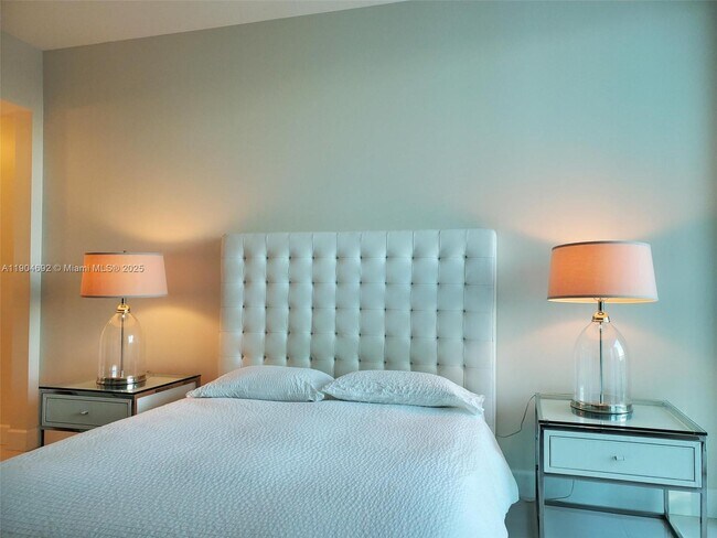 Building Photo - 950 Brickell Bay Dr