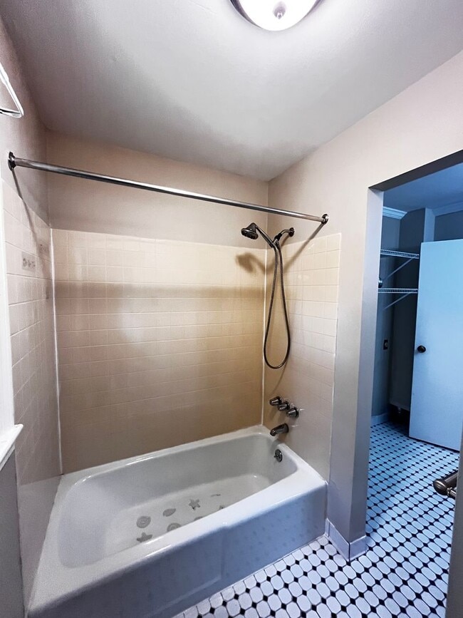 Building Photo - Wonderful 3 Bed and 1.5 Bath Ranc-Style Home