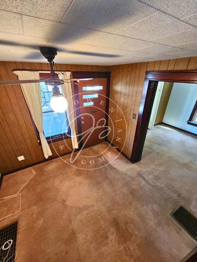Building Photo - 4 bed 2 bath with 1st floor bedroom and ba...