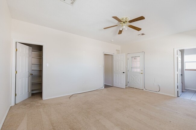 Building Photo - *MOVE IN SPECIAL* $350 OFF FIRST MONTH RENT! Spacious 4 Bedroom Home with Fireplace