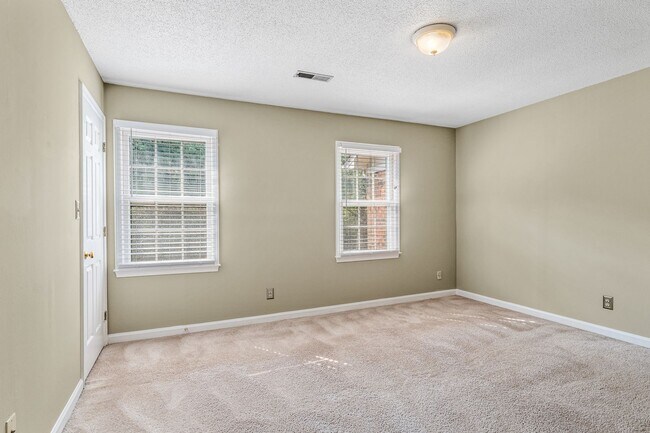 Building Photo - Newly Updated Park Place Townhome in Green...