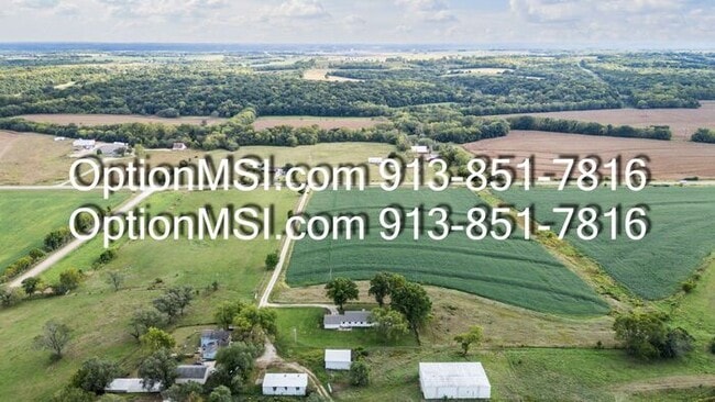 Building Photo - Spacious and move in ready!