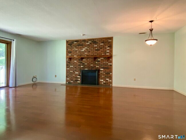 Building Photo - 1104 Summer Hill Dr