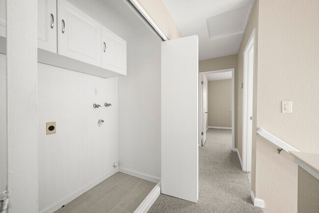 Building Photo - Beautiful 3-bedroom, 3-bathroom townhome  ...