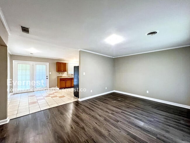 Building Photo - 3685 Woodland Dr