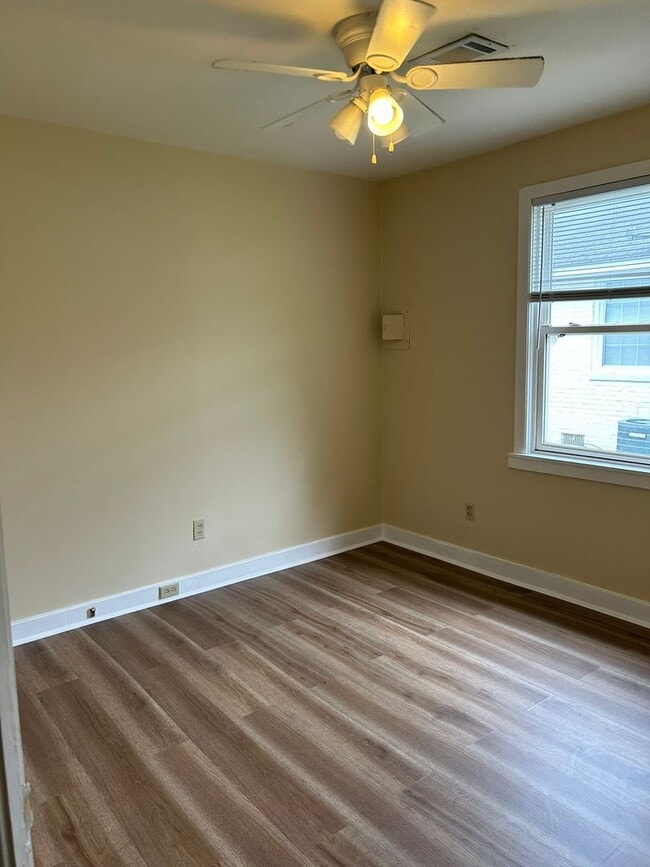 Building Photo - 2 Bedroom House off of Rosewood Available Now