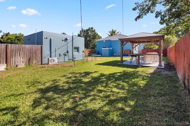 Building Photo - 301 Hawthorne Dr