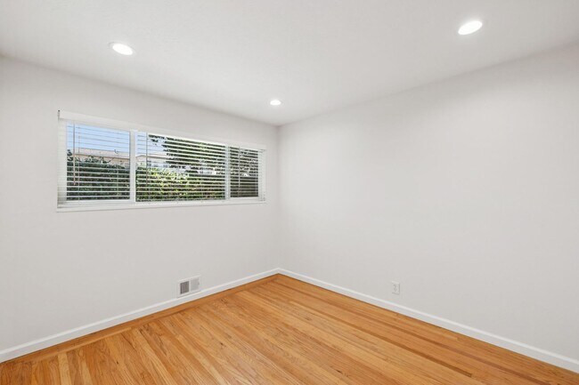 Building Photo - 815 Roble Ave