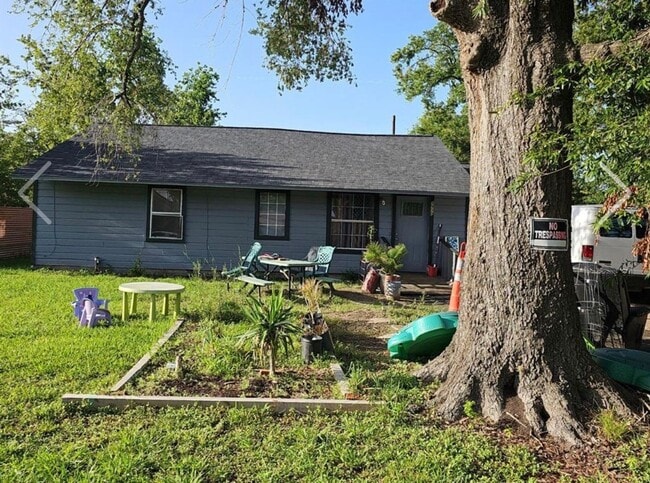 Building Photo - Large Home For Lease