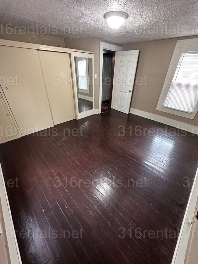 Building Photo - $995 - 3 bed 2 bath - Beautiful Home in De...